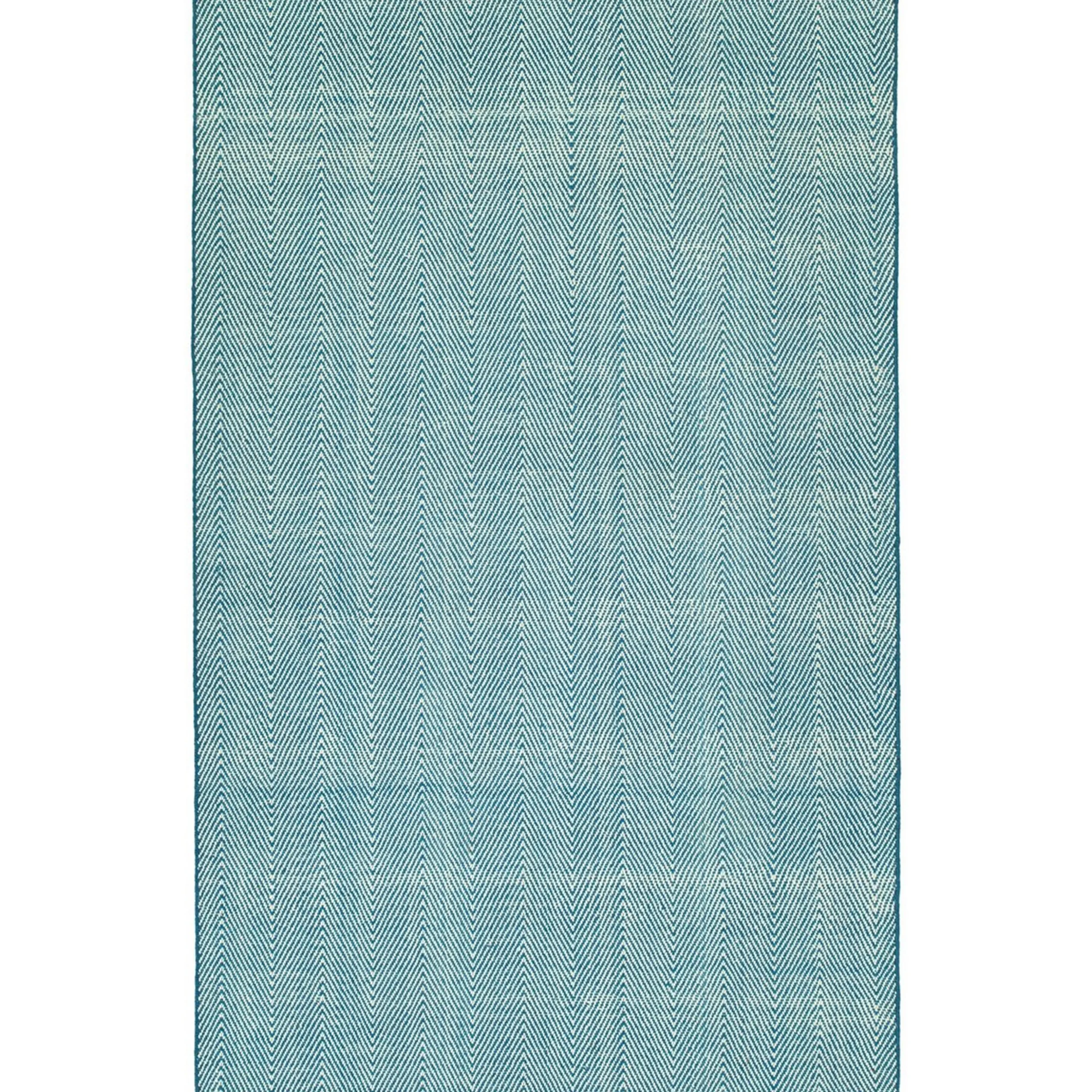 Sophisticated Chevron Indoor / Outdoor Rug